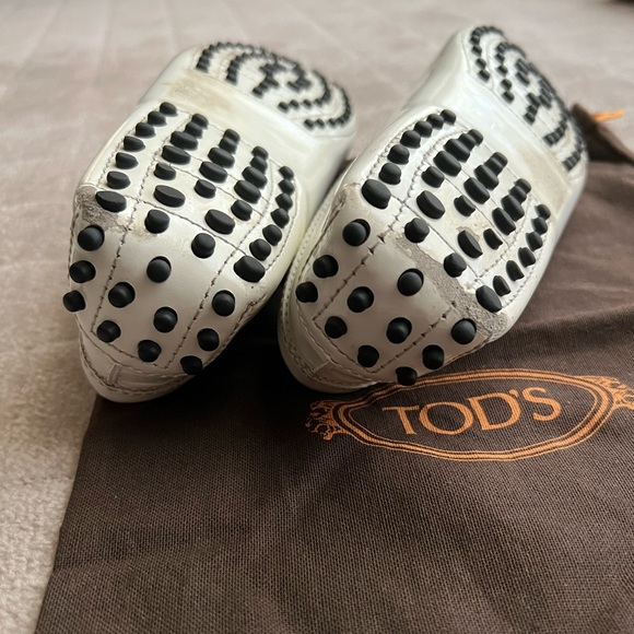 Tod’s Gommino Driving Shoes in White Patent Leather. Size 38. - Picture 4 of 7